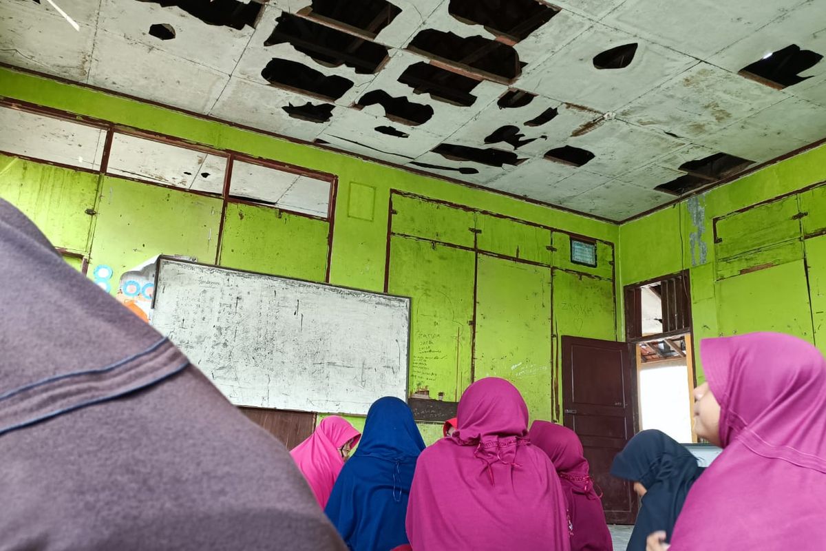 Salah satu ruang kelas di SD Negeri Sukadaya 02, Kecamatan Sukawangi, Kabupaten Bekasi. Selain atap plafon yang berlubang dan ruang kelas yang kotor, para murid juga terpaksa belajar di lantai lantaran keterbatasan kursi dan meja.