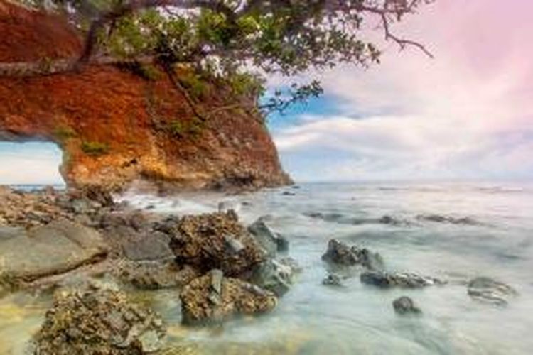 Pantai Pintu Kota yang dahulunya dijadikan sebagai tanda masuk bagi pedagang yang datang ke  Ambon, Maluku.