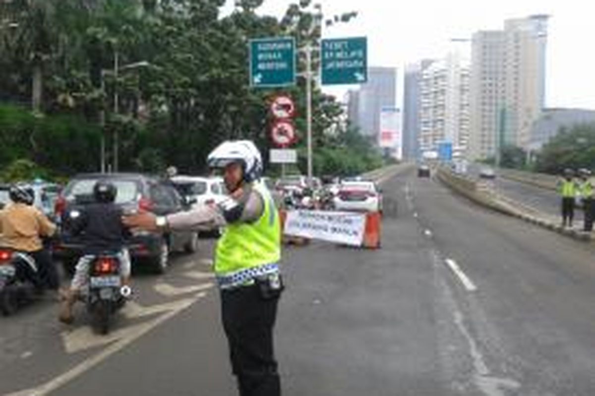 Suasana di jalur masuk Jalan Layang Non Tol (JLNT) Casablanca, Jakarta, Senin (3/2/2014). Pasca kecelakaan maut yang terjadi di lokasi tersebut, saat ini, JLNT Casabalnca dipasangi spanduk himbauan dan dijaga oleh polisi lalu lintas.