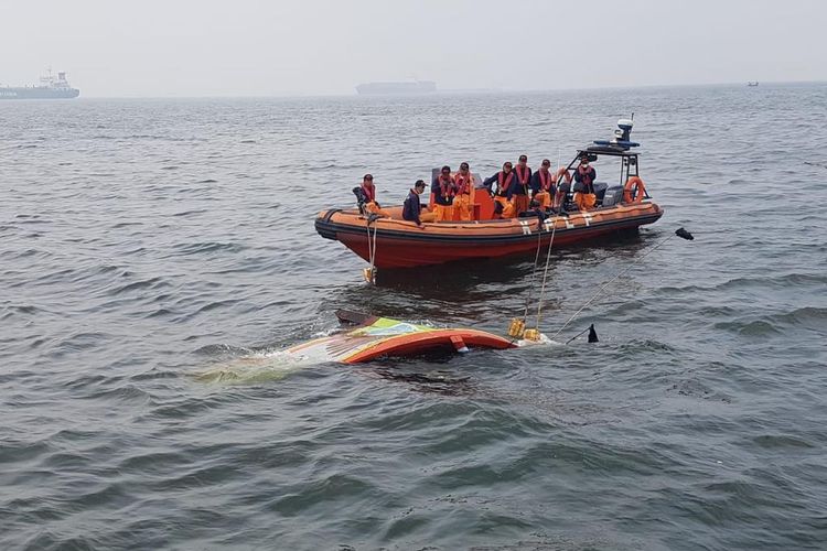 Tim SAR gabungan mencari nelayan tenggelam setelah kapal yang ditumpangi ditabrak Kapal Motor Tanto Mandiri tujuan Pontianak di timur Perairan Pulau Damar, Kepulauan Seribu, Kamis (10/3/2022) malam.