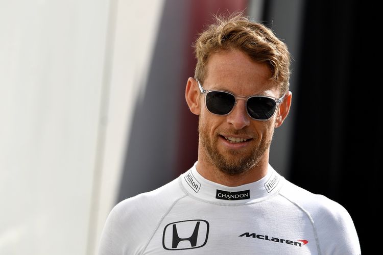 Pebalap McLaren asal Inggris, Jenson Button, tiba di area pit lane Sirkuit Monaco pada sesi latihan pertama GP Monaco, Kamis (25/5/2017),