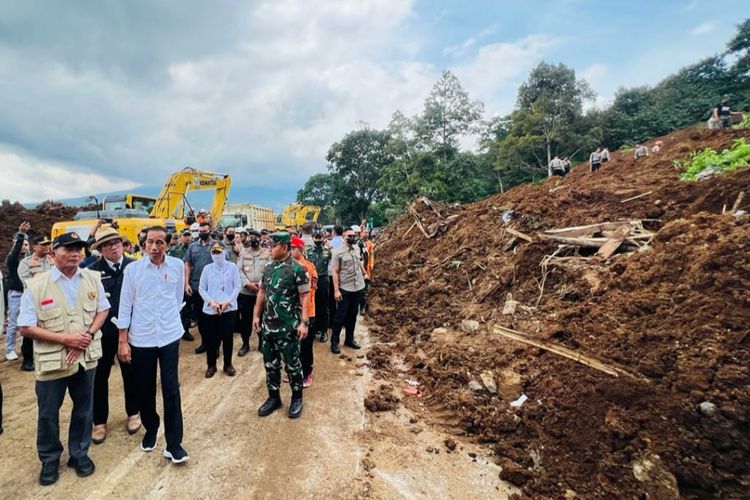 Presiden Joko Widodo saat meninjau langsung lokasi terdampak gempa bumi di Kecamatan Cugenang, Kabupaten Cianjur, pada Selasa (22/11/2022). 