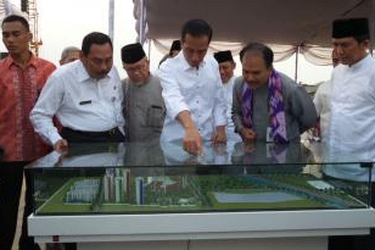 Gubernur DKI Jakarta Joko Widodo saat meresmikan pembangunan Masjid Raya Jakarta di Jalan Daan Mogot, Jakarta Barat, Jumat (26/9/2014).

