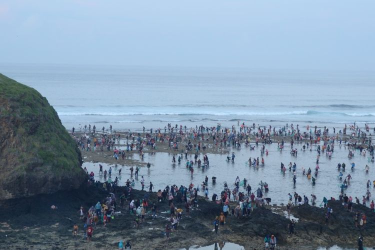 Festival Pesona Bau Nyale 2020 diselenggarakan di Pantai Tanjung Aan Pengembur, Sengkol,  Lombok Tengah, Nusa Tenggara Barat pada 9-15 Februari 2020. 