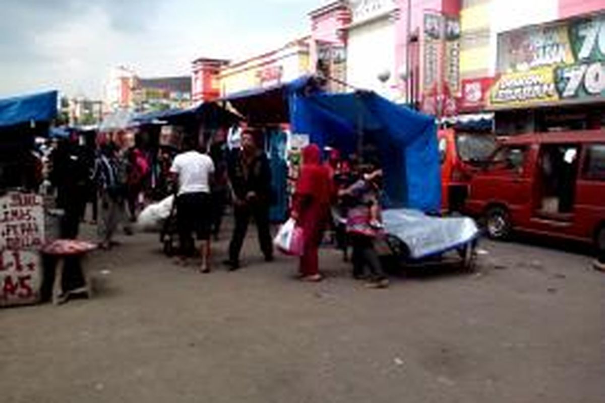 Pedagang Kaki Lima penuhi jalur mudik.