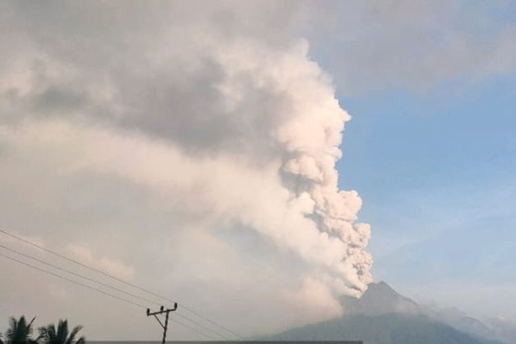 Gunung Lewotobi Laki-laki di Kabupaten Flores Timur, Nusa Tenggara Timur (NTT) meletus pada Senin (8/1/2024) pukul 17.22 Wita.