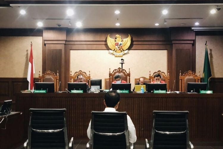 Terdakwa kasus dugaan suap pengurusan perkara di Komisi Pemberantasan Korupsi (KPK) Azis Syamsuddin dalam persidangan di Pengadilan Tindak Pidana Korupsi (Tipikor) Jakarta, Senin (17/1/2022). 