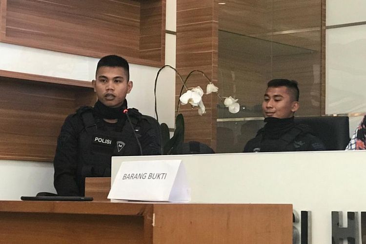 Tiga anggota dalam berita bohong perihal adanya personel Brimob dari China saat mengamankan demonstrasi terhadap hasil rekapitulasi suara Pilpres 2019 dihadirkan di Gedung Humas Mabes Polri, Jakarta Selatan, Jumat (24/5/2019).