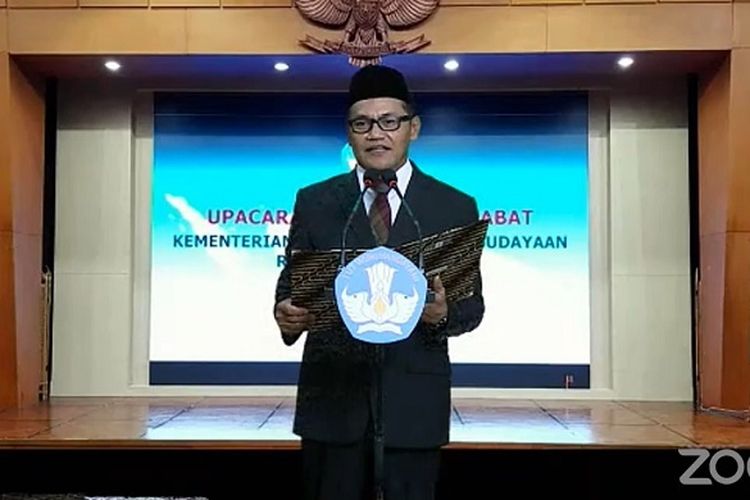 Sekretaris Jenderal (Sesjen) Kementerian Pendidikan dan Kebudayaan (Kemendikbud) Ainun Naim melantik Rektor Universitas Bangka Belitung, Ketua Lembaga Layanan Dikti, tiga Pejabat Fungsional Ahli Utama, dan 10 Pejabat Tinggi Pratama di Jakarta, Kamis (16/4/2020). Pelantikan dilakukan melalui telekonferensi dengan memerhatikan protokol kesehatan yang ditetapkan pemerintah di masa pandemi Coronavirus Disease (Covid-19).