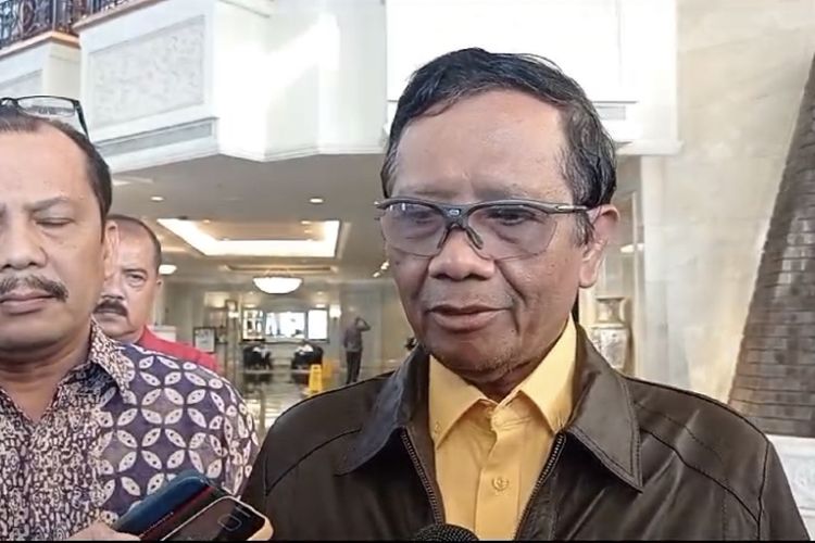 Mahfud MD saat berada di Surabaya, Senin (16/10/2023).