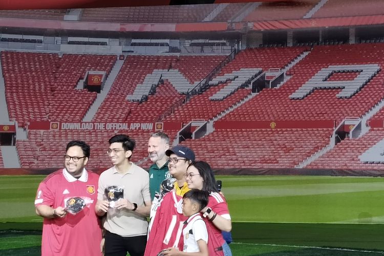 Ryan Giggs berfoto bersama dengan para fans Manchester United, pada Sabtu (18/5/2024).