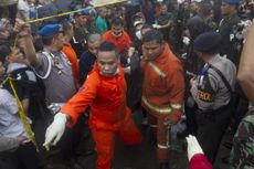 Susah Payah Menyelamatkan Korban KRL dari Kerumunan Warga...