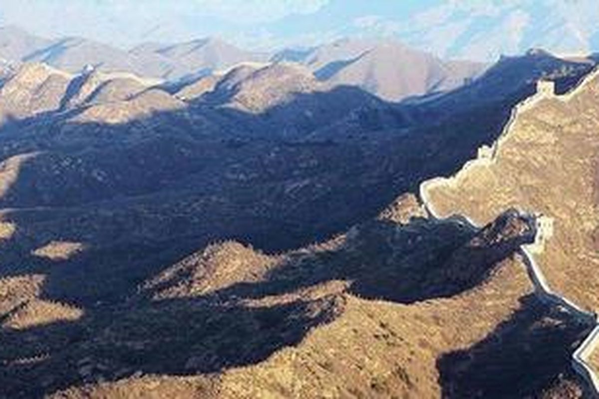 Pemandangan Tembok Besar China di Simatai, Beijing, China, beberapa waktu lalu. Tembok besar di Simatai yang dibangun pada Dinasti Ming tersebut membelah bukit gurun. Tembok raksasa di timur ini memiliki panjang total sekitar 6.700 kilometer, yang dibangun mengikuti kontur alam untuk membentengi China dari serangan musuh. Tembok besar di Simatai ini merupakan salah satu dari empat sektor tembok yang dibuka untuk wisatawan selain Bataling, Juyongguan, dan Mutianyu.