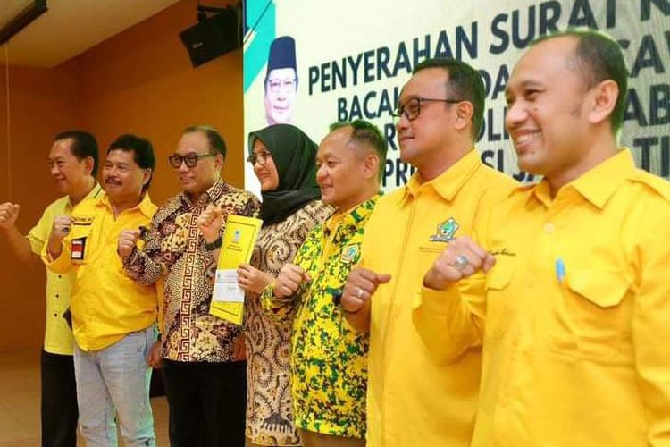 Proses penyerahan surat rekomendasi DPP Partai Golkar kepada Ipuk-Mujiono untuk Pilkada Banyuwangi 2024