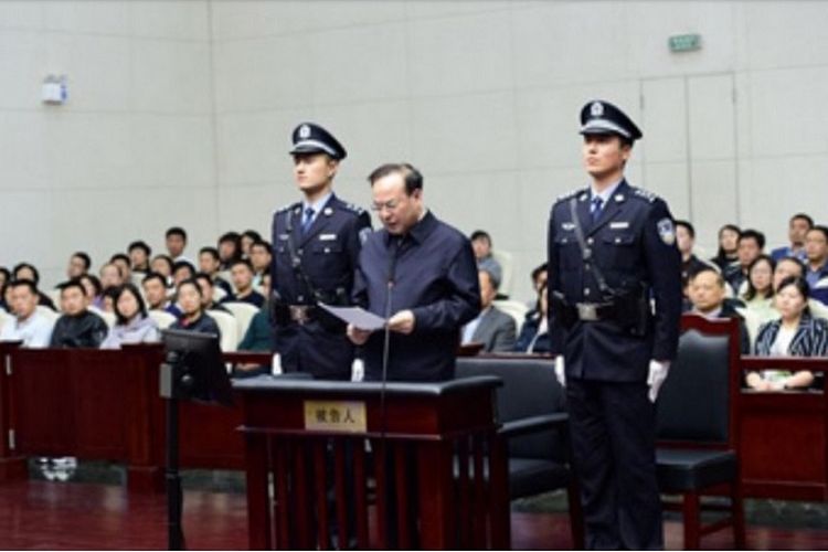 Sun Zhengchai (54) saat membacakan pengakuannya telah menerima suap. Dia menyampaikan pengakuan di dalam sidang di pengadilan kota Tianjing, China, Kamis (12/4/2018).