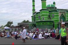 Masjid Dua Lantai Tak Muat, Jemaah Shalat Id Meluber hingga Jalan Raya