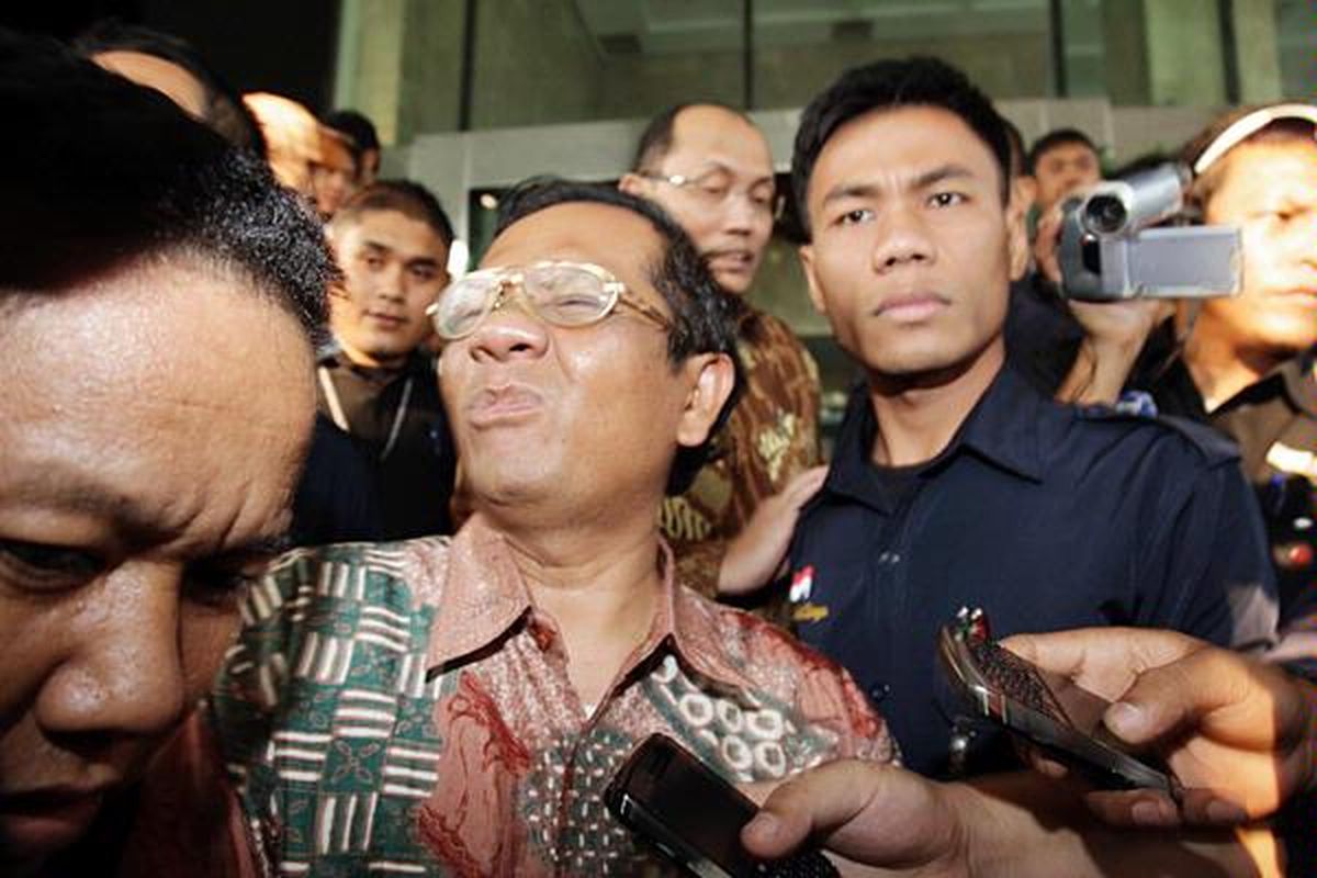 Ketua Mahkamah Konstitusi (MK) Mahfud MD meninggalkan Gedung Komisi Pemberantasan Korupsi (KPK) seusai bertemu dengan pimpinan KPK di Jakarta, Selasa (24/5). Mahfud datang ke KPK bersama Sekretaris Jenderal MK Janedjri M Gaffar untuk membicarakan isu korupsi yang terjadi belakangan ini. 