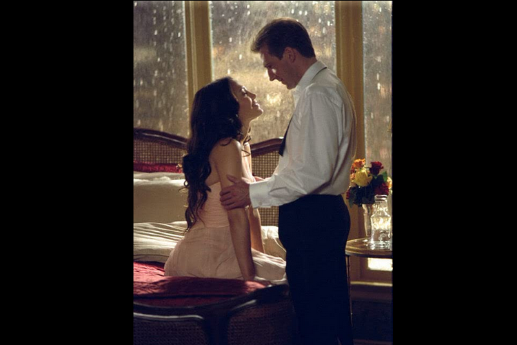 Ralph Fiennes and Jennifer Lopez in Maid in Manhattan (2002)