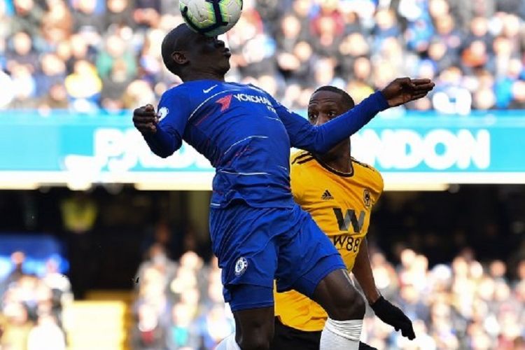 NGolo Kante menyundul bola di hadapan Willy Boly pada pertandingan Chelsea vs Wolverhampton Wanderers dalam lanjutan Liga Inggris di Stadion Stamford Bridge, 10 Maret 2019. 