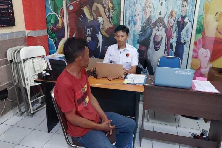 Tersangka dukun cabul Y (50) asal Sukahening, Kabupaten Tasikmalaya, Jawa Barat, diamankan petugas PPA Satreskrim Polresta Tasikmalaya untuk diperiksa kasus pencabulan, Selasa (2/5/2023).