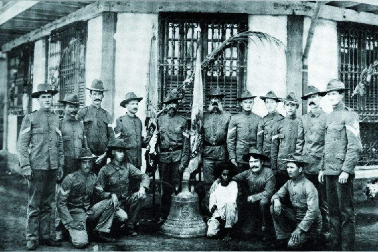Para tentara AS berpose dengan salah satu lonceng gereja di kota Balangiga, Pulau Samar, Filpina pada 1901.