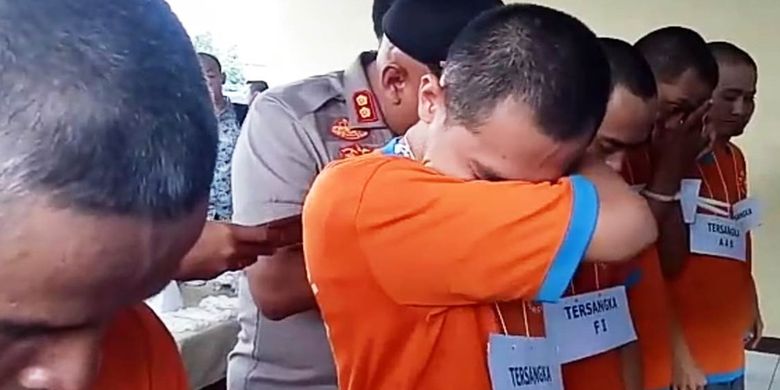 Para bandar dan pengedar narkoba dirilis di halaman Mapolres Cianjur, Jawa Barat, Selasa (12/11/2019). Sedikitnya sembilan bandar narkoba dibekuk timsus Satnarkoba.