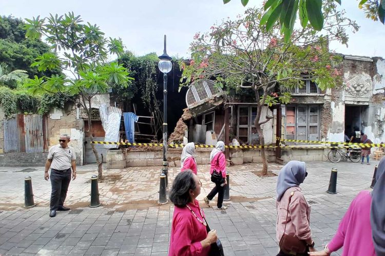 Bekas kantor Gedung Butterworth di Kota Lama Semarang, Jawa Tengah (Jateng) roboh.