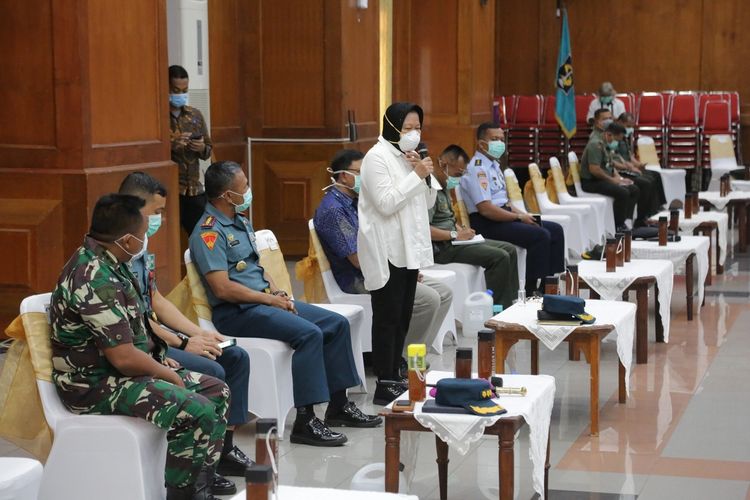 Wali Kota Surabaya Tri Rismaharini menggelar rapat koordinasi dengan berbagai stakeholder untuk mencegah penularan virus Covid-19 di Graha Sawunggaling, Surabaya, Senin (16/3/2020).