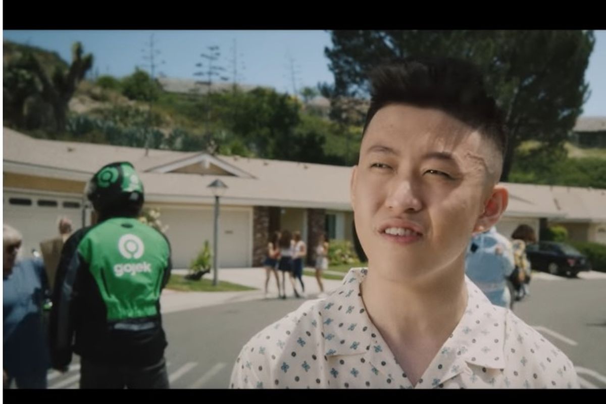 Cuplikan video musik lagu Rich Brian berjudul 100 Degrees.