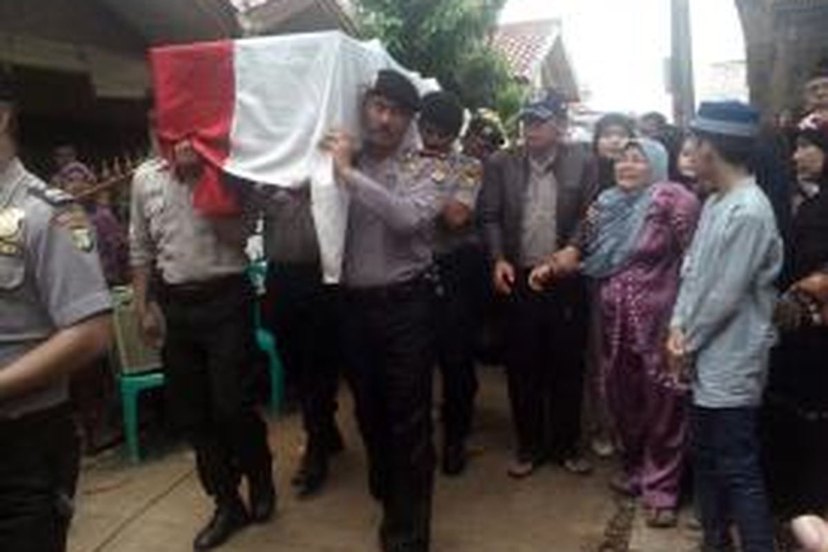 Istri Aiptu Batang Onang, Idawati (kerudung biru) menangis saar upacara pelepasah jenazah Aiptu Batang Onang oleh jajaran kepolisian, Rabu (21/1/2015).