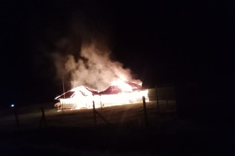 Kantor Distrik Kammu Timur, Kabupaten Dogiyai, Papua Tengah, yang terbakar pada Selasa (15/8/2023) malam