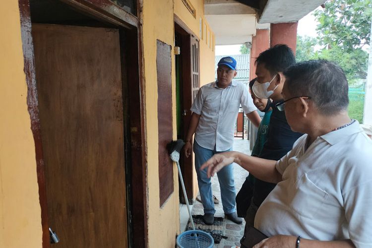 Polisi saat melakukan penyelidikan terkait aksi pencurian yang sempat terjadi di tempat kos milik Sugiarto, di Desa/Kecamatan Driyorejo, Gresik, Jawa Timur, Rabu (19/10/2022).