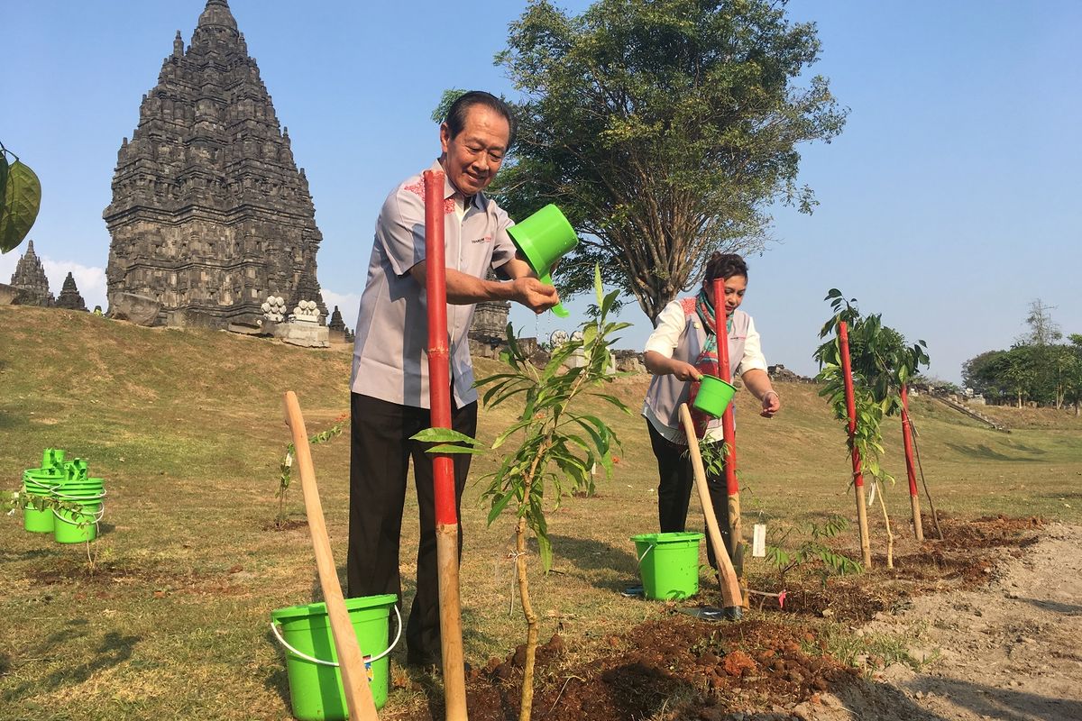 Vice President Director Djarum Foundation FX Supanji dan Direktur Komunikasi Djarum Foundation Mutiara Diah Asmara melakukan penanaman bibit pohon Maja.