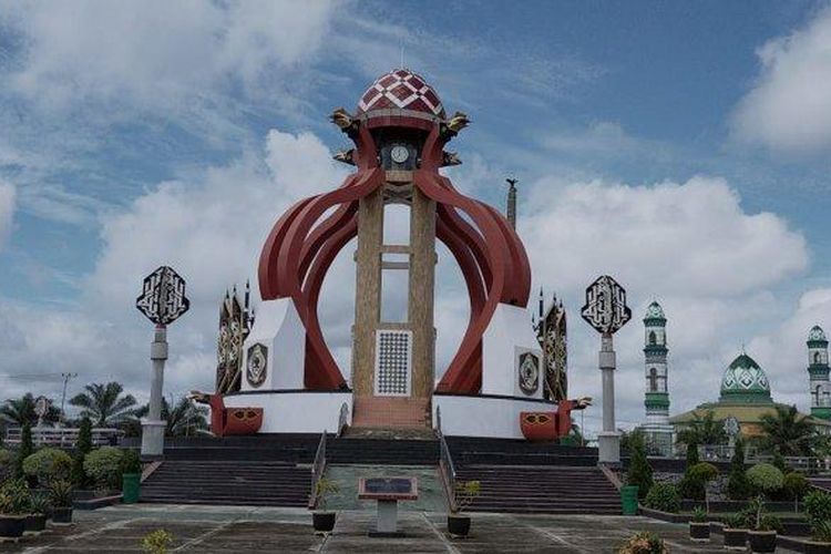 Tugu Perdamaian Sampit di Bundaran Balanga, Kotawaringin Timur, Kalimantan Tengah.