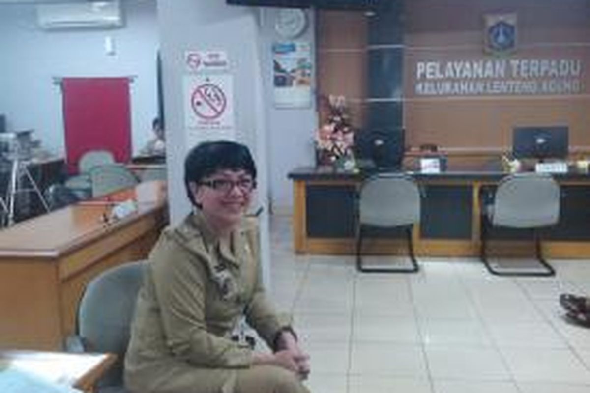 Lurah Lenteng Agung Susan Jasmine Zulkifli saat ditemui KOMPAS.com si kantor kelurahan, Jalan Agung Raya, Jagakarsa, Jakarta Selatan, Rabu (5/11/2014).