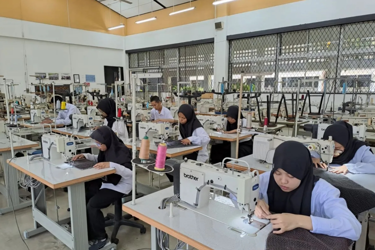 Kementerian Sosial (Kemensos) melalui Sentra Terpadu Inten Soeweno (STIS), Kecamatan Cibinong, Kabupaten Bogor memberikan pelatihan kepada 46 peserta disabilitas dari berbagai daerah yang masuk dalam wilayah satuan kerja STIS pada Minggu (7/4/2024).