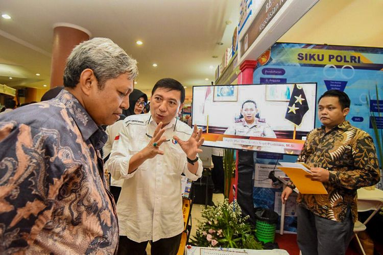 Deputi Bidang Pengembangan Penyelenggaraan Kompetensi Lembaga Administrasi Negara, Basseng, tengah mengunjungi salah satu stand festival Inovasi Peserta Pelatihan Kepemimpinan Nasional Tingkat I angkatan XLIII, dalam kesempatan tersebut peserta menjelaskan proyek perubahan yang telah digagasnya sebagai upaya peningkatan pelayanan publik.