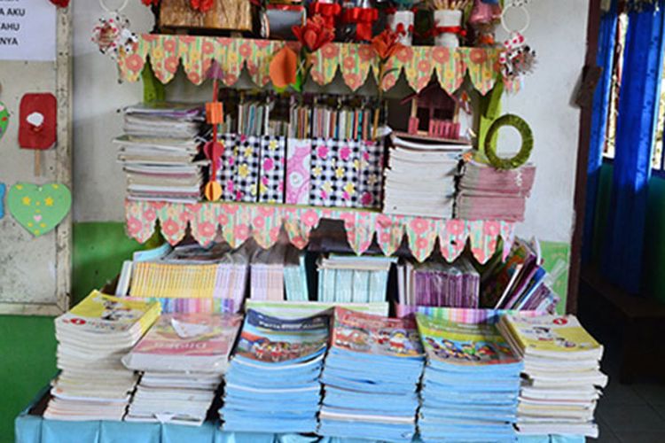 Salah satu pojok bacaan di sebuah kelas SDN 48 Manado. Para siswa setiap harinya mengikuti kegiatan membaca 15 menit di pagi hari. Mereka juga diberi kebebasan untuk membaca buku di luar jadwal kegiatan