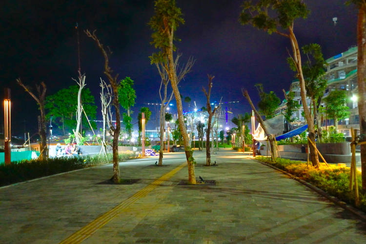 Suasana Plaza Ceremony di malam hari, mulai ditanami pepohonan dan dipasang pencahayaan