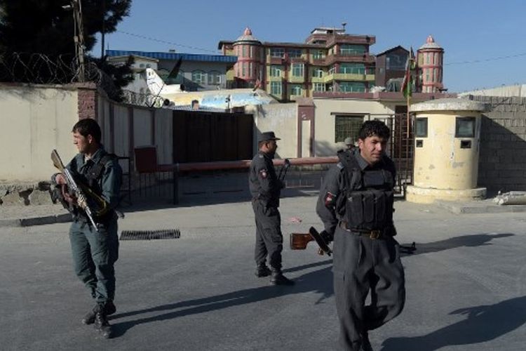 Petugas kepolisian Afganistan berjaga di dekat pintu masuk Shamshad TV seusai serangan yang diklaim dilakukan ISIS.
