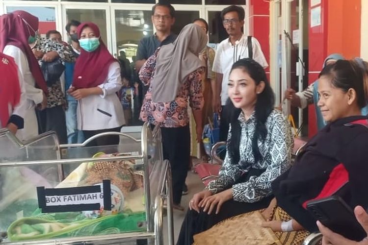 Rini (29) warga Desa Kubangjero, Brebes beserta bayi yang baru dilahirkan yang sempat tertahan di RS akhirnya diperbolehkan pulang setelah denda tunggakan BPJS dibayar dermawan Shintya Sandra Kusuma di RS Mutiara Bunda Tanjung, Rabu (5/7/2023) (Istimewa)