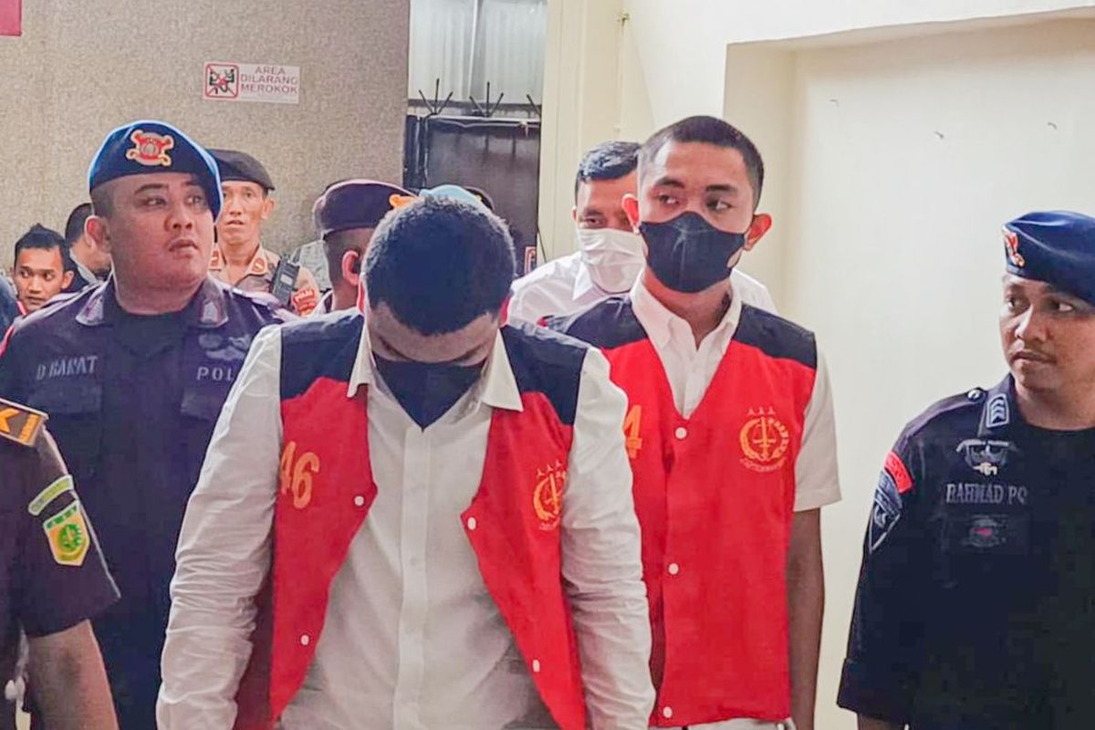 Mario Dandy Satrio (20) dan Shane Lukas (19) saat tiba di Pengadilan Negeri Jakarta Selatan untuk menjalani sidang perdana terhadap kasus penganiayaan D (17), Selasa (6/6/2023). 