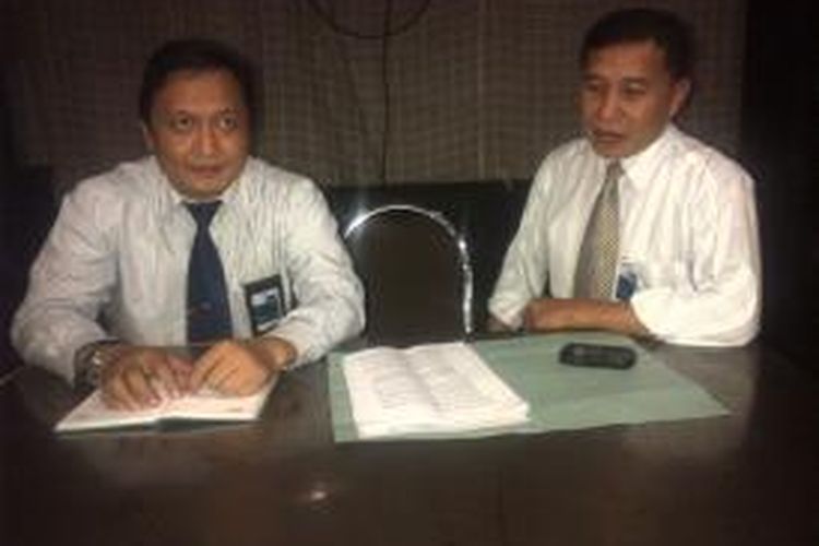 Pimpinan KCU BNI Madura, Bagus Handoko (kanan) saat memberikan keterangan pers soal penggelapan di kantor Kas BNI Ketapang, Sampang.