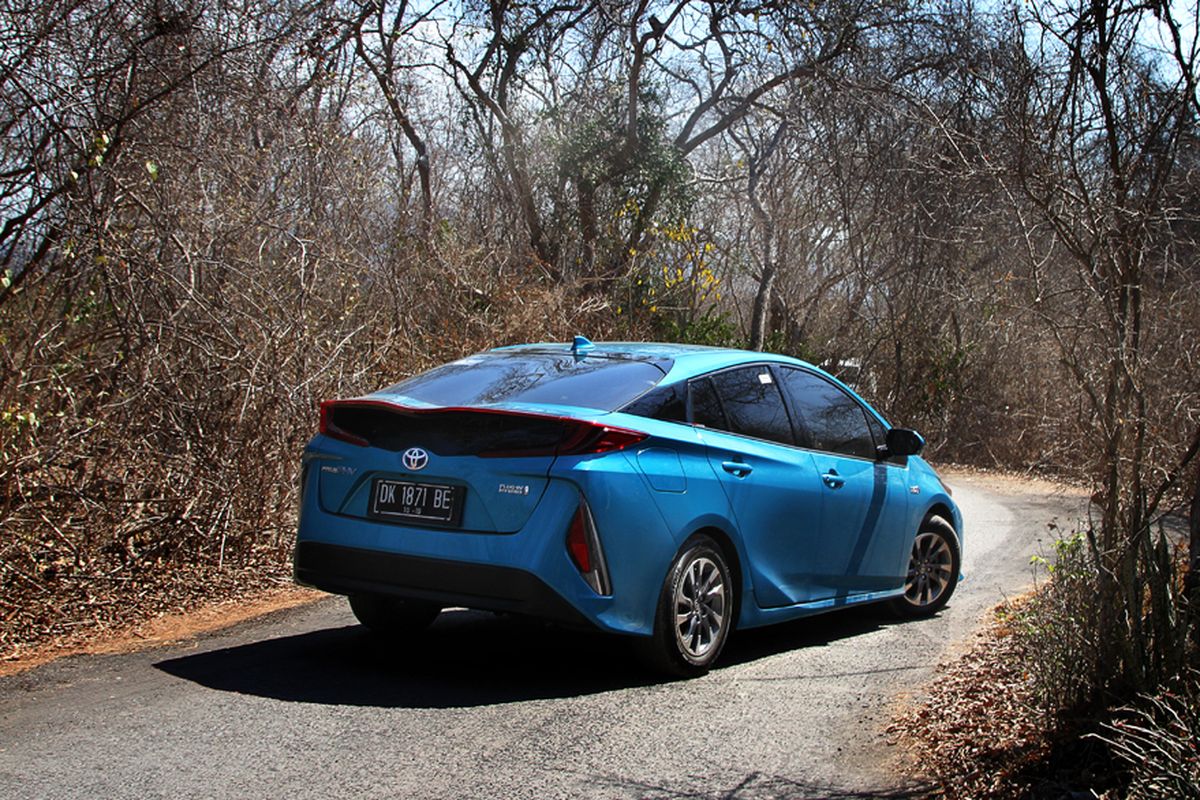 Mobil paling irit tentu saja Prius Prime PHEV, karena teknologinya yang lebih canggih sehingga bisa tembus 50 kpl.