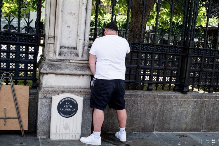 Foto yang viral memperlihatkan seorang pria Inggris kencing di tugu penghormatan Keith Palmer, polisi yang gugur dalam serangan teroris pada 2017 di luar gedung parlemen.