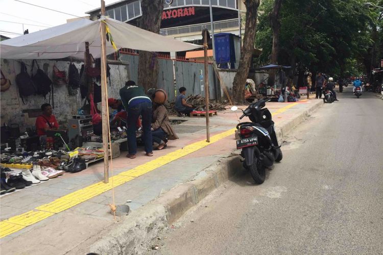 Pedagang barang bekas mengokupasi trotoar depan Stasiun Kebayoran, Jakarta Selatan. Foto diambil Jumat (5/1/2018). 