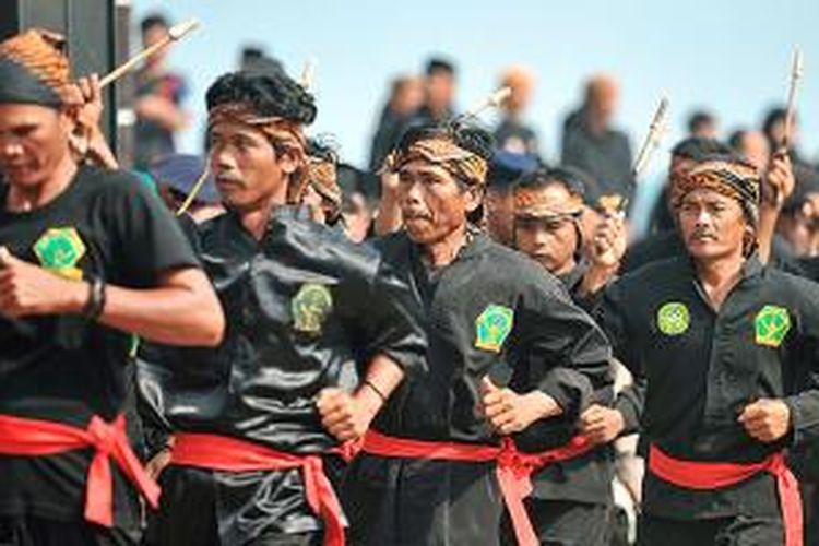 Para pemain debus tampil dalam Festival Debus Banten 2014 di kawasan Mercusuar, Anyer, Kabupaten Serang, Banten, Sabtu (23/8/2014). Kegiatan ini merupakan rangkaian dari Banten Beach Festival 2014 yang memasuki tahun kelima.