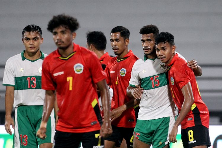 Pemain Timnas Indonesia Rachmat Irianto (kiri) dan Ricky Kambuaya (kanan) dijaga ketat pemain Timnas Timor Leste saat pertandingan ujicoba dalam rangka FIFA Matchday yang berakhir dengan skor 0-3 di Stadion Kapten I Wayan Dipta Gianyar, Minggu (30/1/2022) malam. 