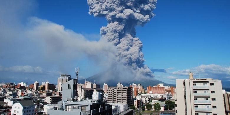 Gunung Sakurajima, dekat kota Kagoshima, Jepang, meletus Minggu (18/8/2013) siang menyemburkan abu hingga ketinggian 5.000 meter ke udara. Akibatnya, sebagian besar wilayah kota Kagoshima diselimuti abu.