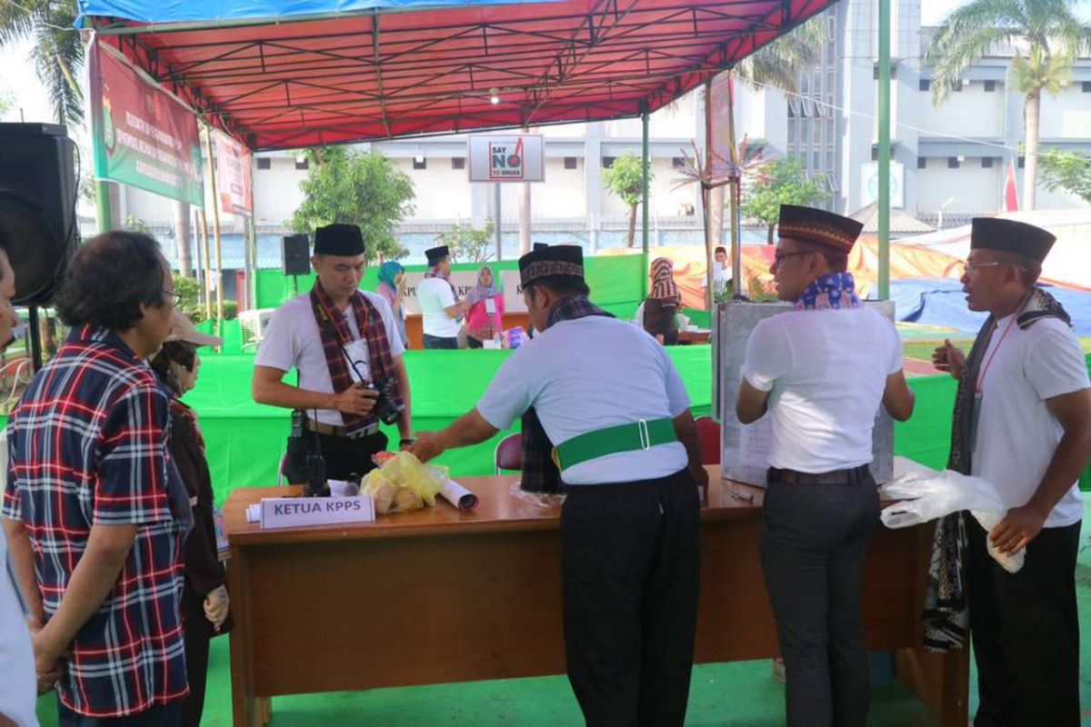 Suasana TPS di Lembaga Pemasyarakatan Klas 2A Narkotika Cipinang, Jakarta, Rabu (19/4/2017). Sebanyak 1.226 pemilih terdaftar memberikan suara di Lapas Klas 2A Narkotika Cipinang.